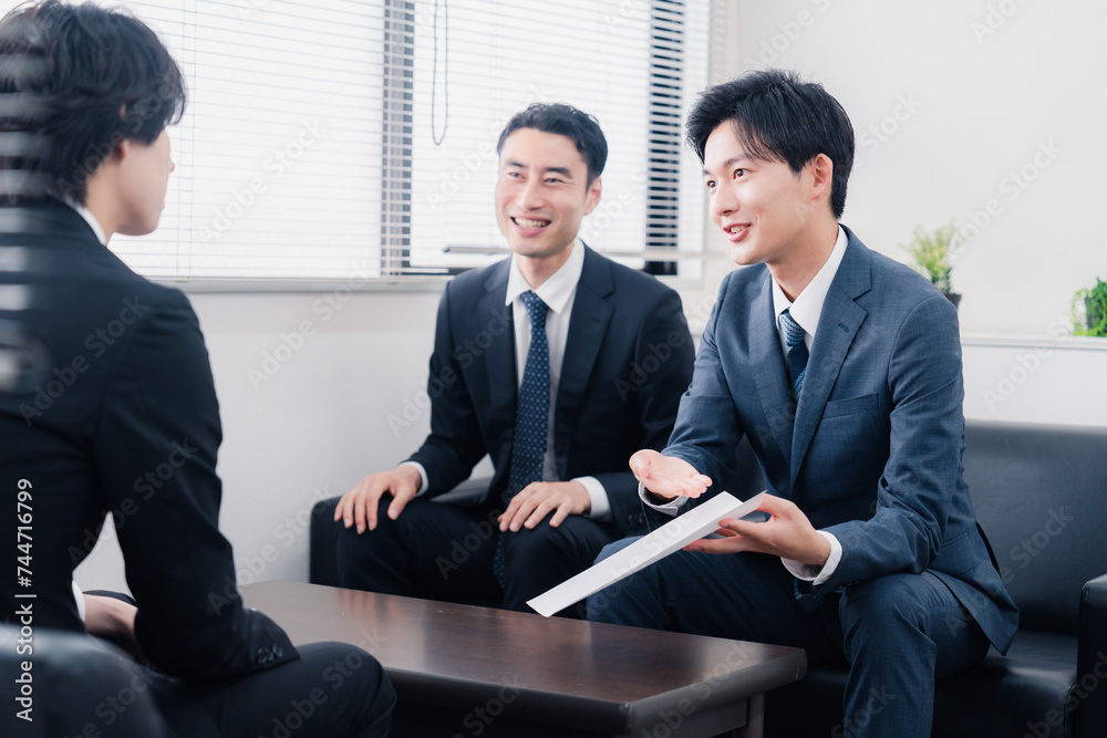 雰囲気良く商談をするビジネスマン 雰囲気良く商談をするビジネスマン