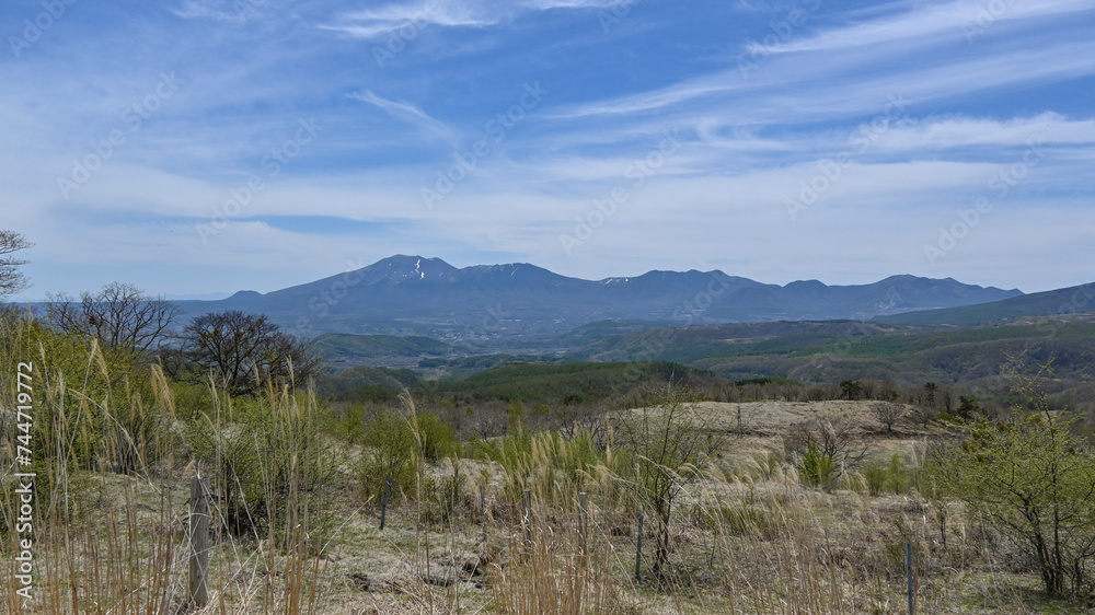 嬬恋村から望む春の浅間山，群馬県嬬恋村