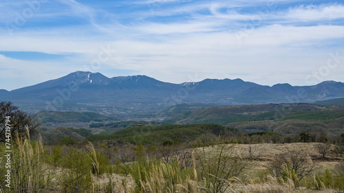 嬬恋村から望む春の浅間山，群馬県嬬恋村