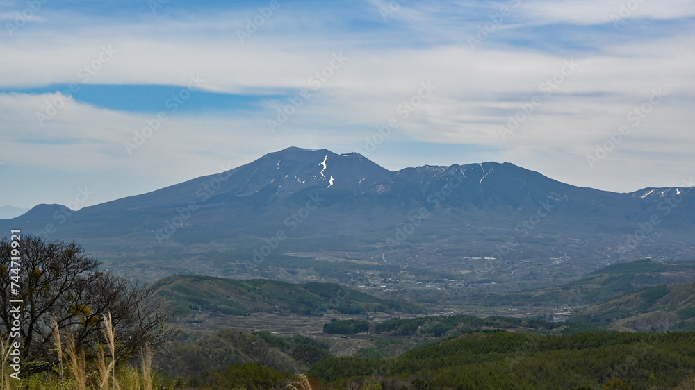嬬恋村から望む春の浅間山，群馬県嬬恋村