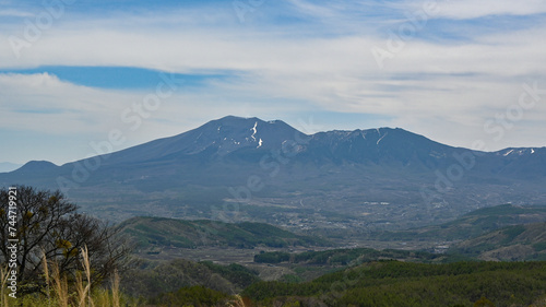 嬬恋村から望む春の浅間山，群馬県嬬恋村 © ShiiSan