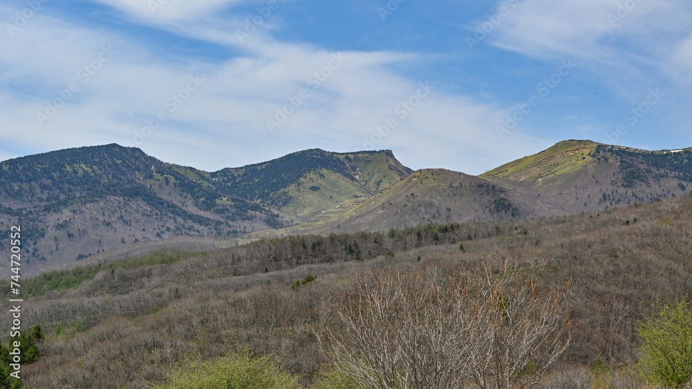 嬬恋村から望む春の土鍋山・破風岳・御飯岳，群馬県嬬恋村
