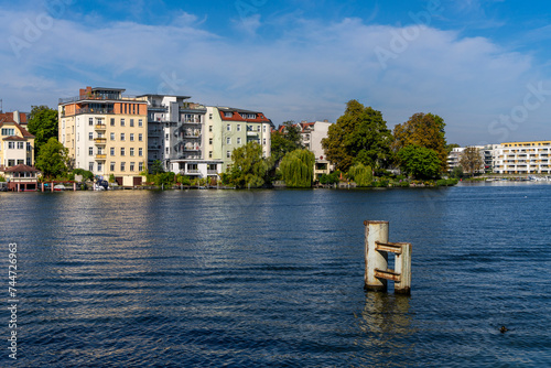 alte Villen und neue Wohnhäuser, Spreeufer, Spreepromenade, Köpenick, Treptow, Oberspree, Berlin, Deutschland