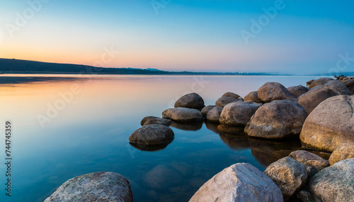 Steine im See bei Sonnenaufgang Querformat 