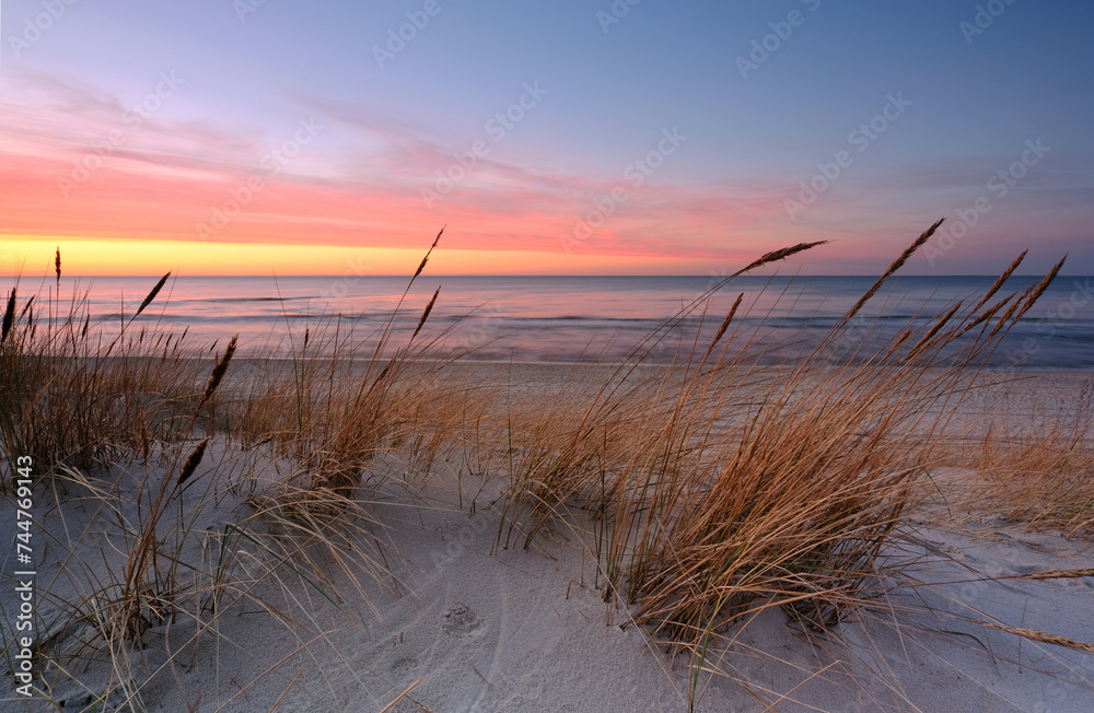 Krajobraz wybrzeża Morza Bałtyckiego, w pastelowych barwach zachodzącego słońca, Kołobrzeg, Polska - obrazy, fototapety, plakaty 
