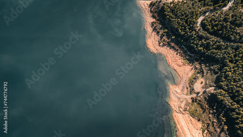 Luftaufnahme von Berglandschaft mit See und Staudamm © Noah