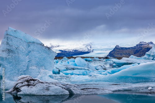 schöner Blau Eisberg  , Naturlandschaft  in Island © Baber