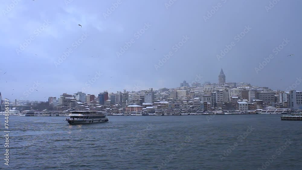 Vidéo Stock Passenger ship leaves from Karakoy in winter, Istanbul ...