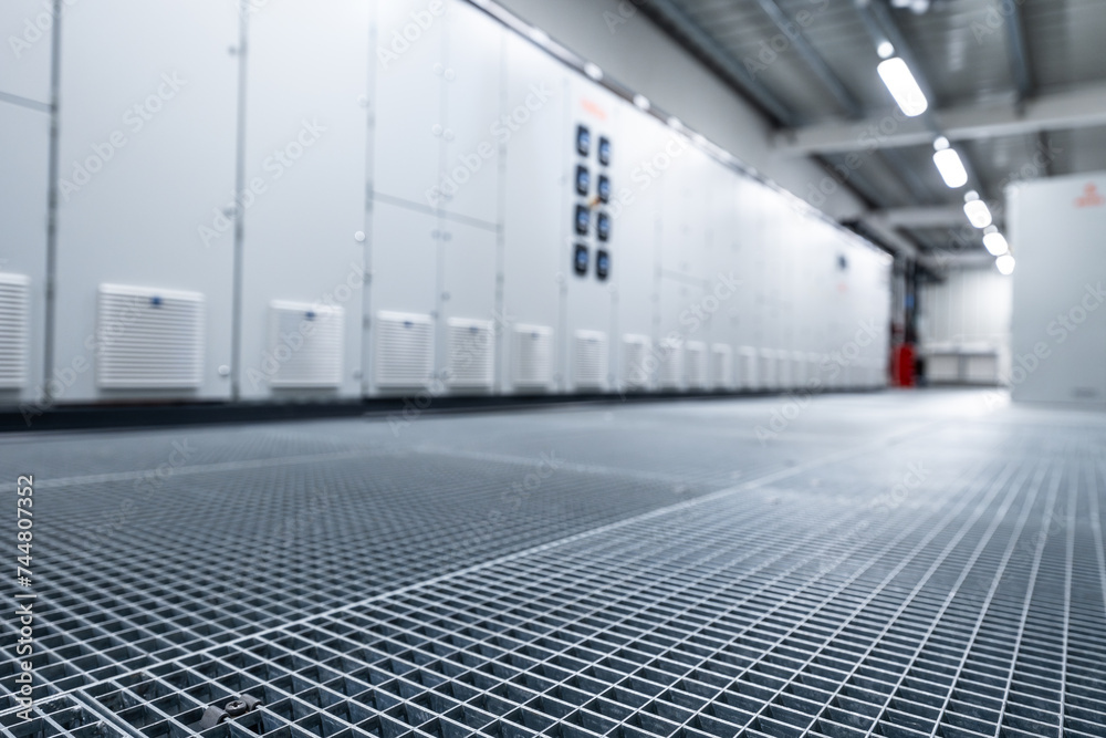 two story server room - room cooling through floor ventilation
