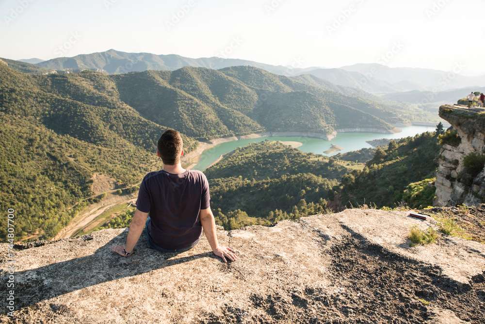 Fototapeta premium chico mirando el paisaje 
