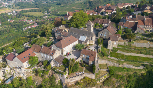 Berceau du célèbre Vin jaune, Château-Chalon veille sur ses vignes du haut de la falaise. Ce village classé parmi les plus beaux de france est dans le Jura en Franche Comté 