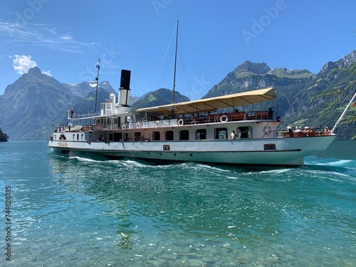 Altes Dampfschiff / Passagierschiff auf dem Vierwaldstättersee in der Bergwelt der Schweiz.