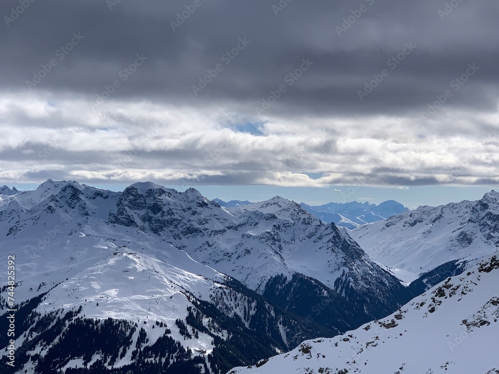 Obraz premium Panorama Berge schneebedeckt - Schneeberge / Bergwelt und Bergspitzen im Montafon im Vorarlberg in Österreich