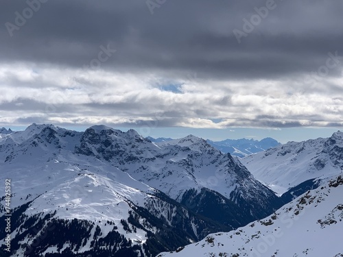 Panorama Berge schneebedeckt - Schneeberge / Bergwelt und Bergspitzen im Montafon im Vorarlberg in Österreich