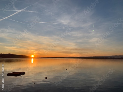 Sonnenuntergang am Zugersee in Zug, See und Stadt in der Schweiz