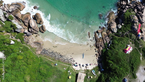 Praia em Santa Catarina com montanhas verdes e rochas. Bela imagem de praia brasileira com água cristalina no litoral catarinense. Fundo com natureza photo