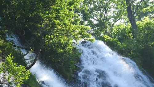 Osinkoshin waterfall that falls by raising the splash from the cliff