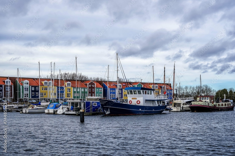 Fortified harbor in Hellevoetsluis with colored houses.
Hellevoetsluis, Hellevoet, Voorne aan Zee, South Holland, Netherlands, Holland, Europe.
