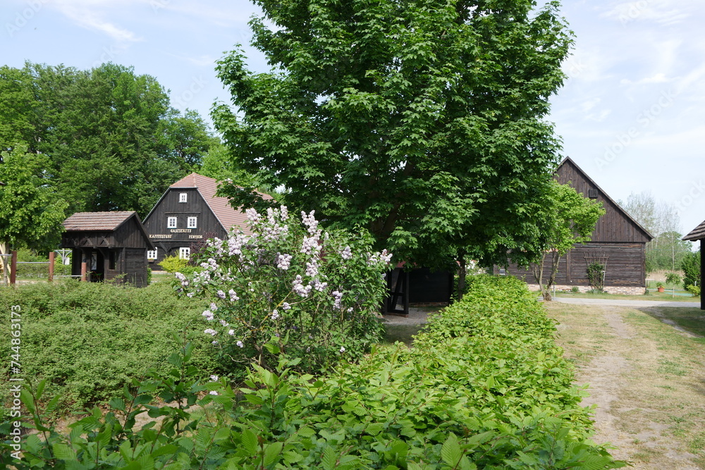 Blühender Erlichthof Rietschen ein sorbisch-sächsisches Dorf in der Oberlausitz Blühender Erlichthof Rietschen ein sorbisch-sächsisches Dorf in der Oberlausitz