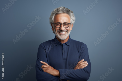 Stylischer älterer Mann, gutaussehender und sportlicher Mann, graue Haare und lachen