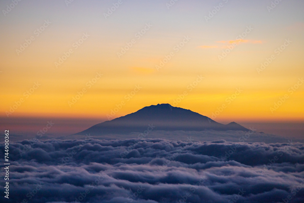 Fototapeta premium Golden Horizon: A Majestic Sunset Over Mt. Meru