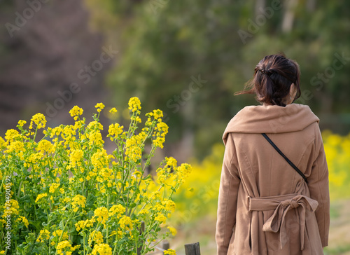 菜の花と２０代の女性 photo