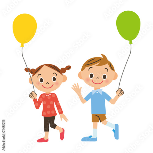 笑顔で子供が二人で風船を持っている