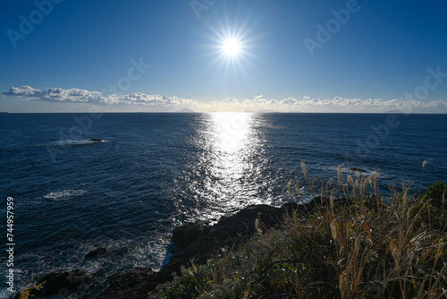 冬の低い太陽と岬の先に広がる太平洋 photo