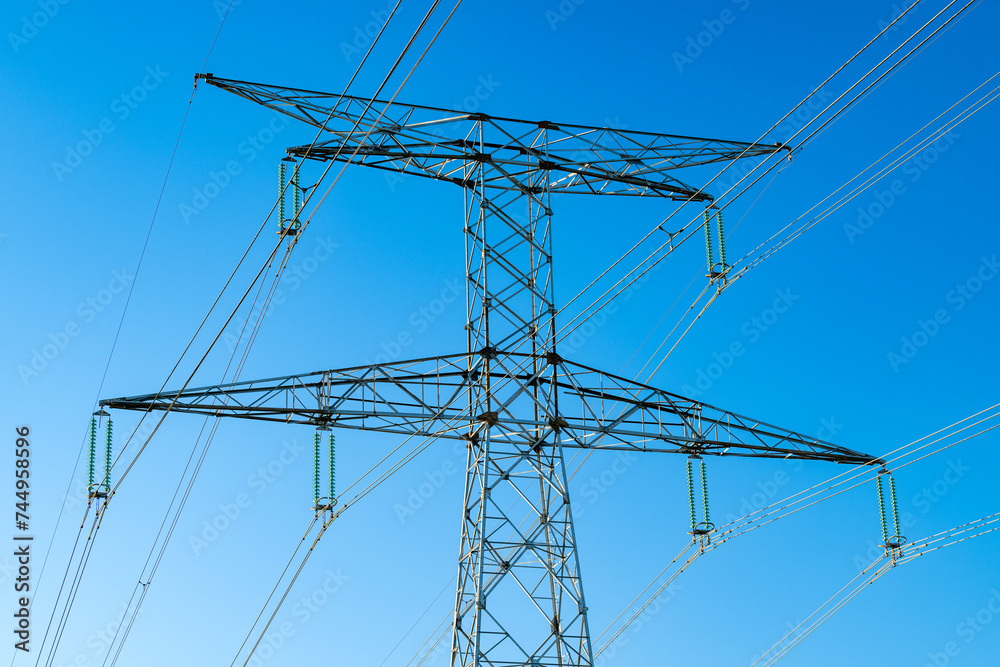 Pylones de ligne à très haute tension en provenance de la centrale nucléaire de Paluel en Seine-maritime Pylones de ligne à très haute tension en provenance de la centrale nucléaire de Paluel en Seine-maritime