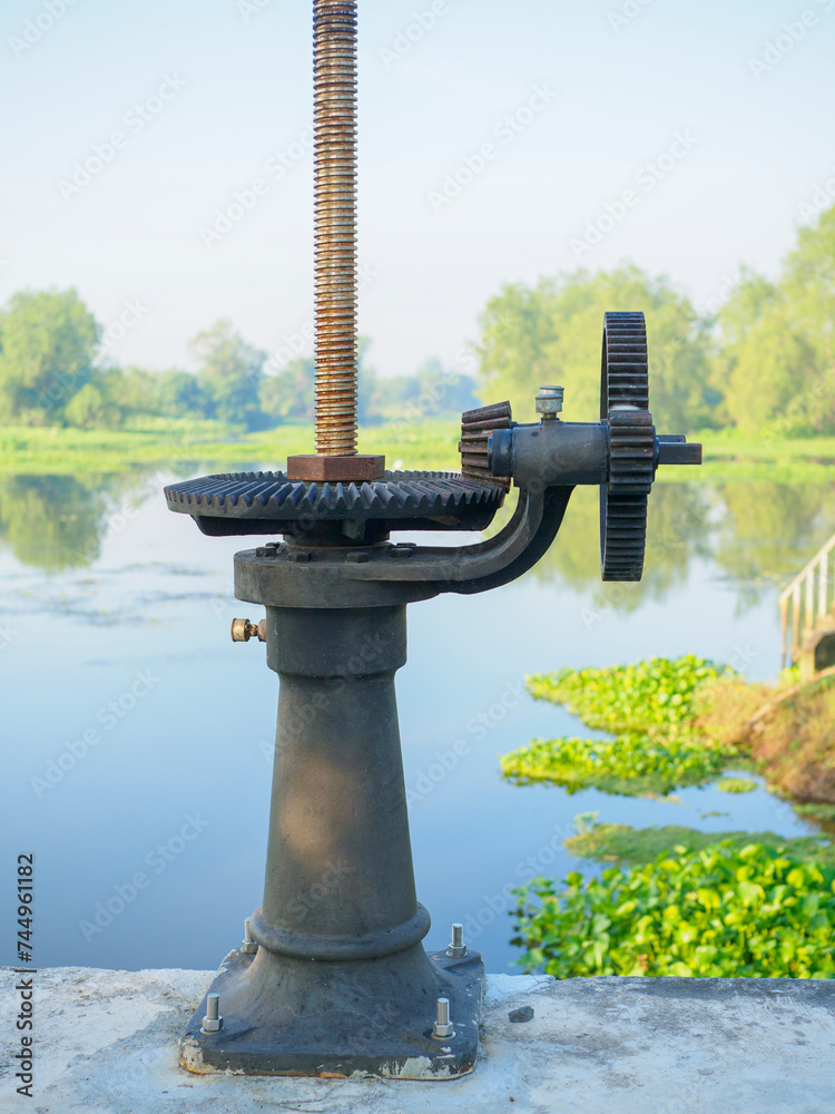Controlling the opening and closing of the flood gate Controlling the opening and closing of the flood gate