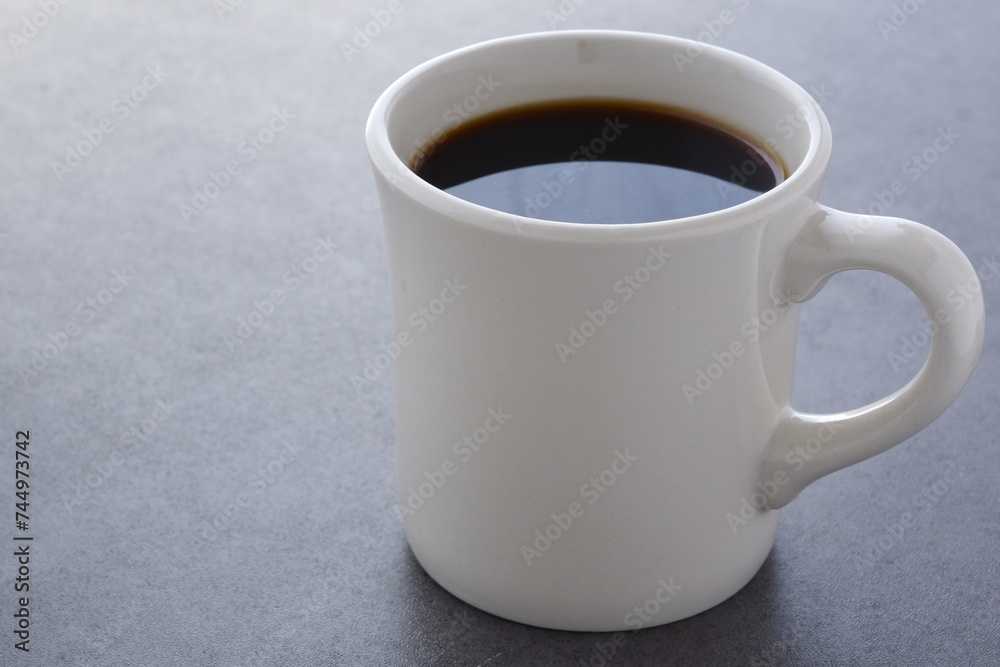 
お気に入りのマグカップに淹れたてのコーヒーを入れてひと休みしているイメージ
