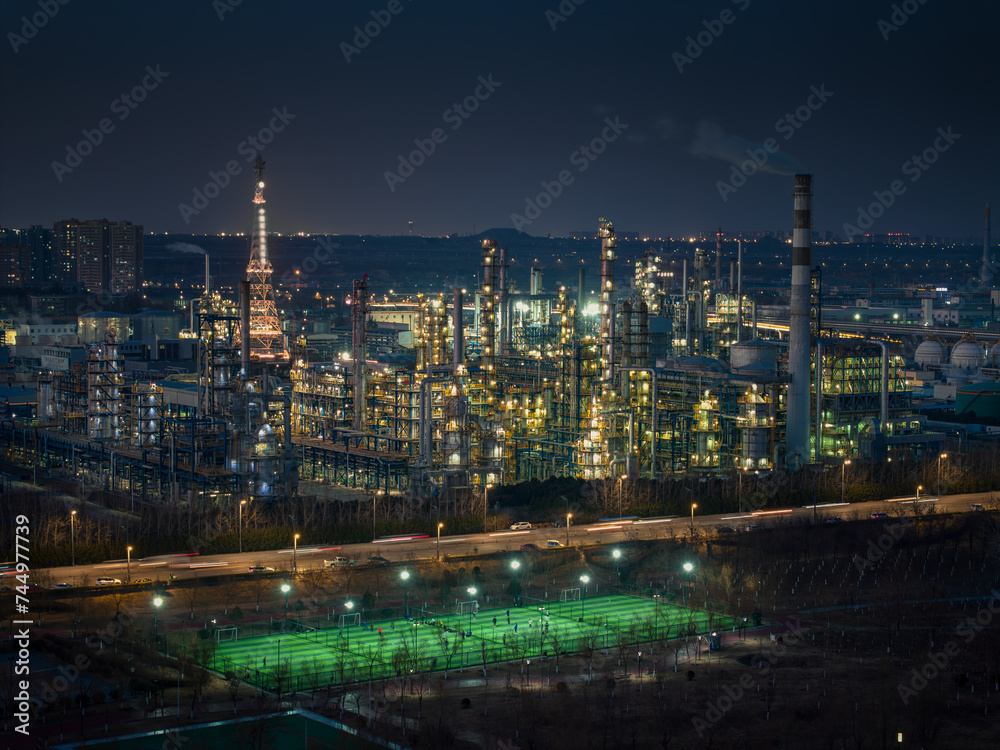 Naklejka premium night view of the oil factory