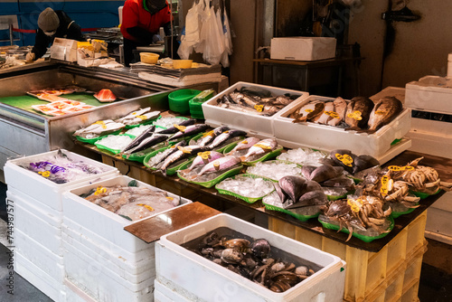 新鮮な魚介類が並ぶ鮮魚店
