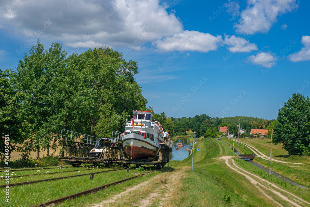 Naklejka premium Żegluga Ostródzko-Elbląska - Rejsy statkiem po trawie. Kanał Elbląski 