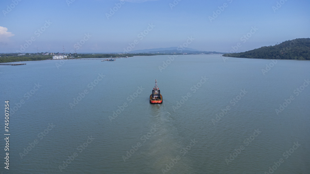 Obraz premium An unmanned tugboat passing through the South Kalimantan sea after delivering the barge to the delivery point