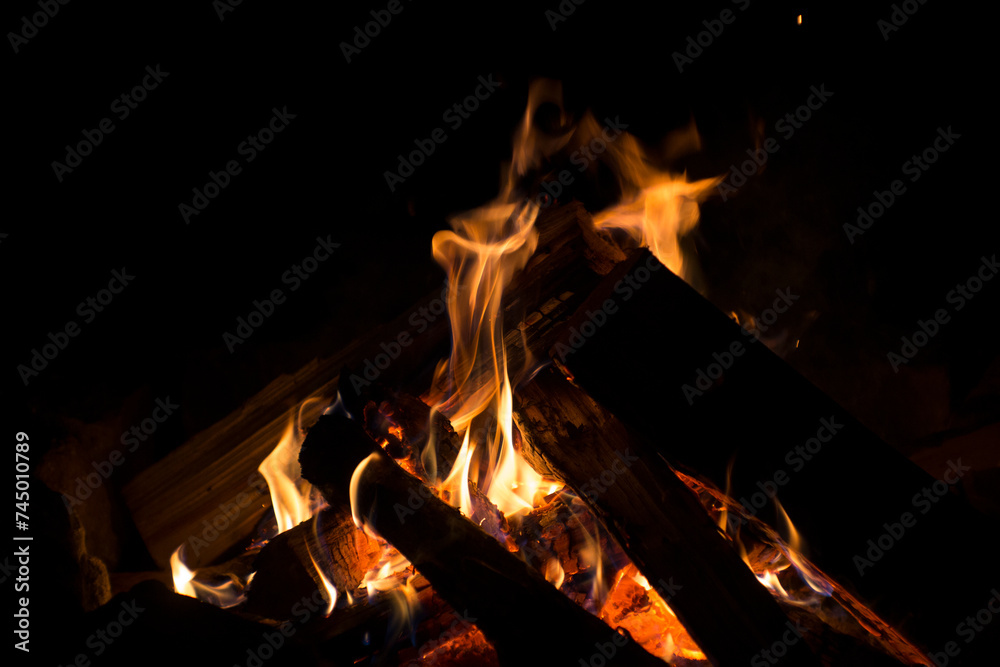 Feuer und Flammen am Lagerfeuer Feuer und Flammen am Lagerfeuer