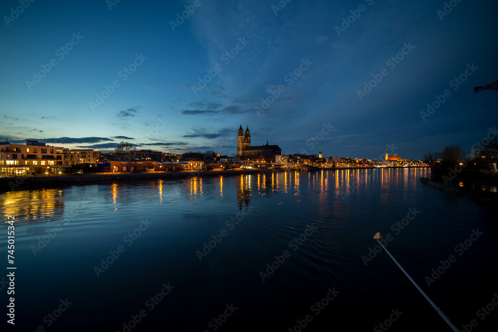 Magdeburg Panorama Dom Elbe bei Nacht
