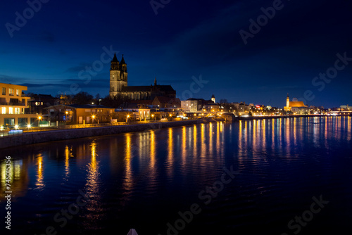 Magdeburg Panorama Dom Elbe bei Nacht