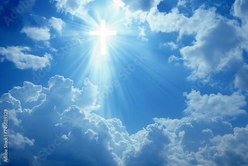 Croix chrétienne qui transperce le ciel bleu et les nuages. Résurrection de Jésus Christ durant les fêtes Pâques, présence divine, avec espace négatif pour texte, copyspace  photo