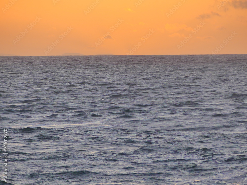 Fototapeta premium Coucher de soleil sur la mer à Biarritz