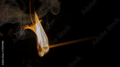 brennendes Streichholz mit qualm Wolke photo