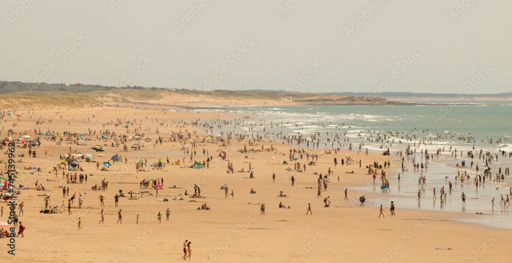 plage remplie de vacanciers en été en vendée