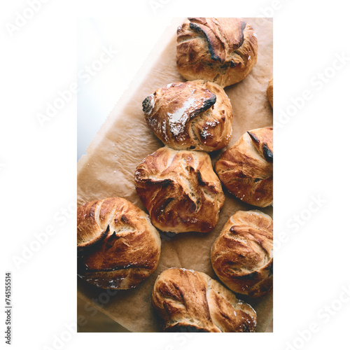 Frisch gebackene, rustikale Brötchen auf Backpapier photo