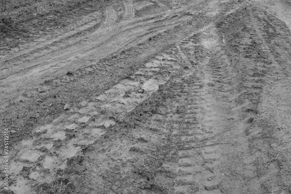 Spuren von Gefechtsfahrzeugen im Gelände Spuren von Gefechtsfahrzeugen im Gelände