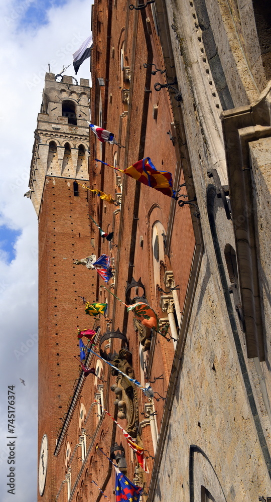Fototapeta premium Fassade des Palazzo Pubblico (Rathaus) mit den Fahnen der Contraden von Siena