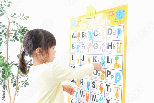 英語の勉強をする子供