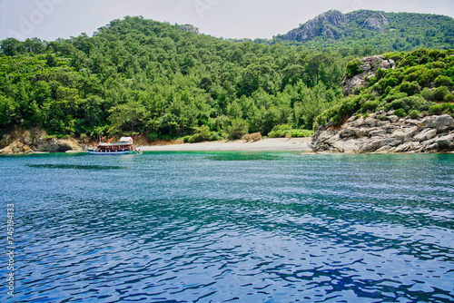 Fototapeta Naklejka Na Ścianę i Meble -  Yacht ankert an einsamen Sandstrand der Halbinsel Datca in der türkischen Ägäis bei Marmaris