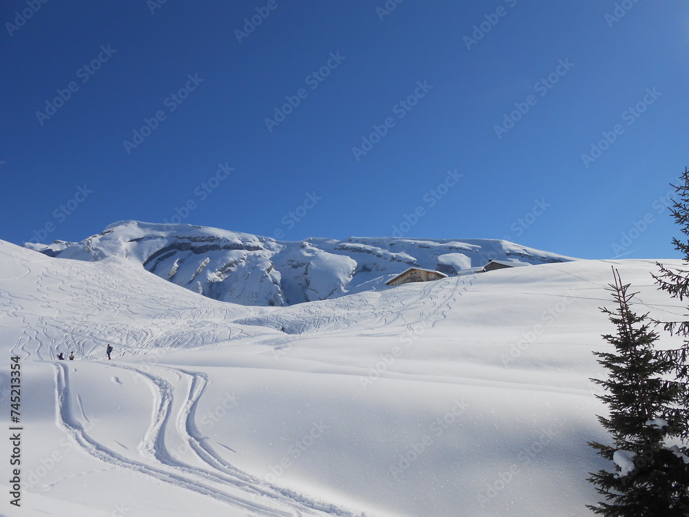 traces de skieurs dans les montagnes enneigées du Chablais dans les Alpes