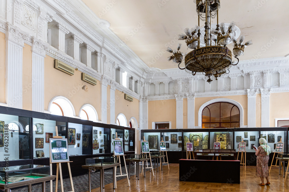 Fototapeta premium Niko Berdzenishvili Kutaisi State History Museum in Kutaisi, Georgia, main exhibition room with glass old-style showcases in classical building.