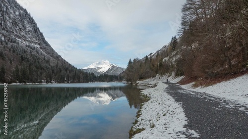 lac de Montriond situé à Morzine dans les Alpes au début de l'hiver